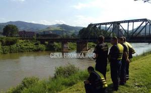 Stariji čovjek prijeti da će skočiti s mosta, policija pregovara 